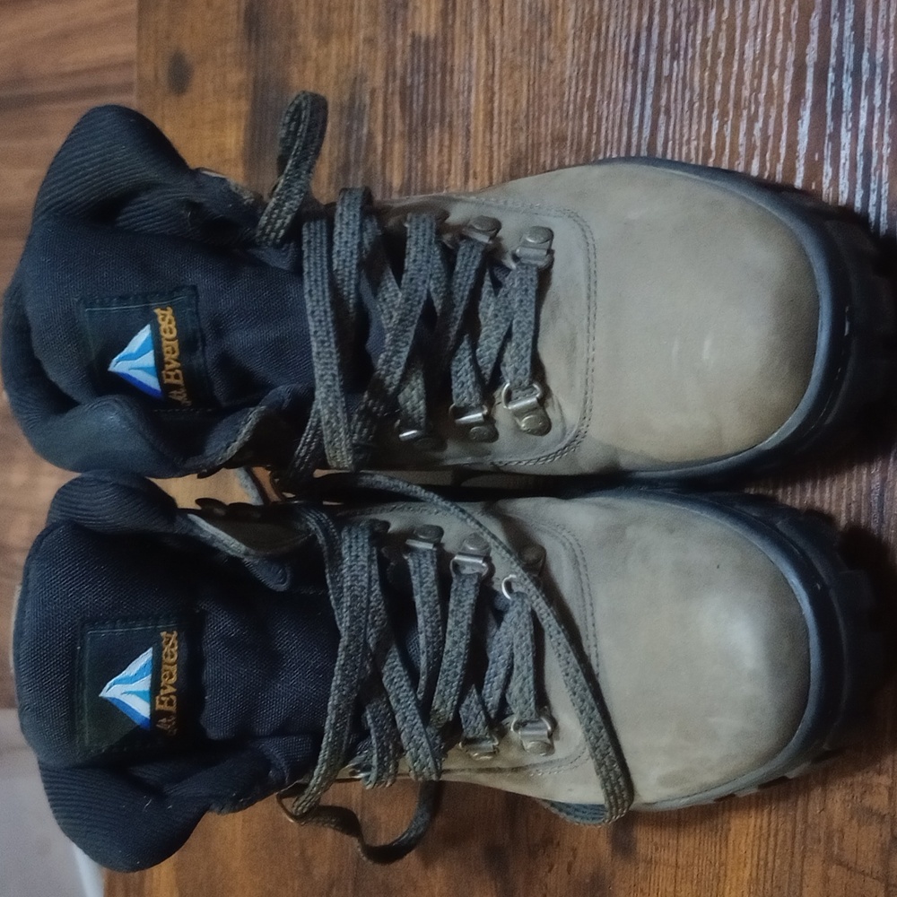 Mt. Everest (Alex) Boots Women's size 9 Waterproof Leather Hiking Boots